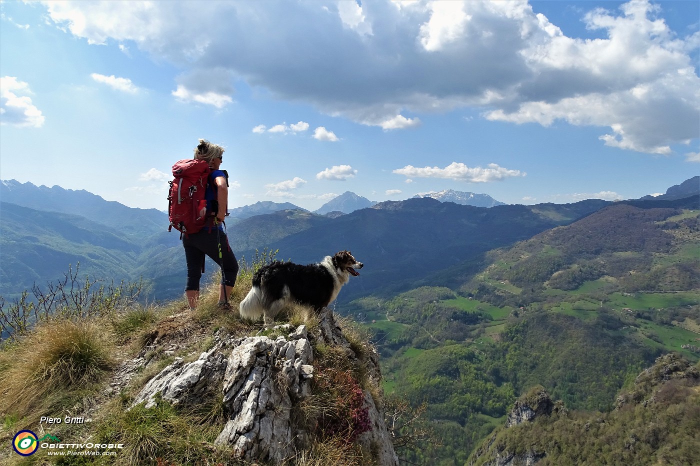 107  Da un cocuzzolo bella vista verso la Val Taleggio e le Grigne.JPG